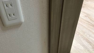 補修で傷が消え、木目が再現された建具枠の写真