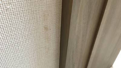 傷跡が全く分からなくなった建具枠の拡大写真