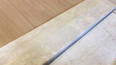 パテ埋めと模様描きによりひび割れが完全に分からなくなり、艶も復元された大理石の上がり框