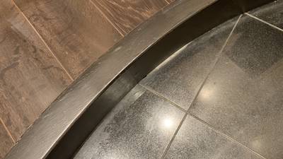 補修と部分塗装により擦り傷や色剥げが完全に消え、美しいダークブラウンの艶を取り戻した上がり框