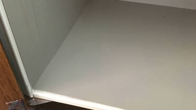 塗装補修で綺麗になった下駄箱収納の補修後