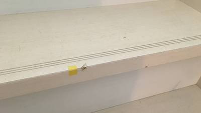 階段框の角にできた欠け傷 補修前