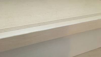 補修で綺麗になった階段框 補修後