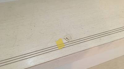 階段踏み板にできた凹み傷 補修前