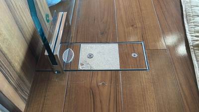 表面シートが剥がれ下地が見える床点検口