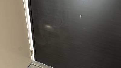 玄関ドアにできた白いシミの補修前