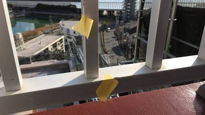 アルミ手すり下部の傷 補修前