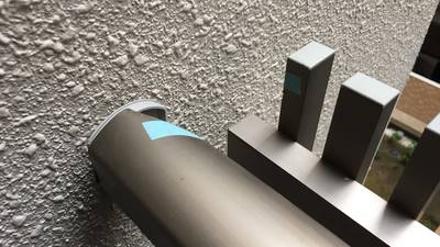 ベランダのアルミ手すりにできた傷