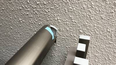 手すり先端キャップ部分の傷のアップ