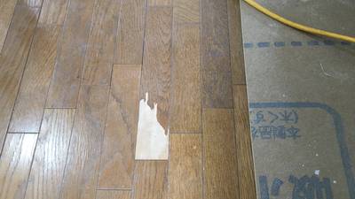 表面が剥がれて下地が見えているフローリング