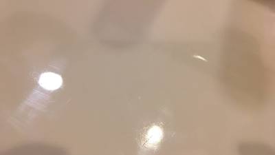 パテ埋めと部分塗装により欠け傷が完全に消え、ツヤのある状態に修復された表面の拡大写真