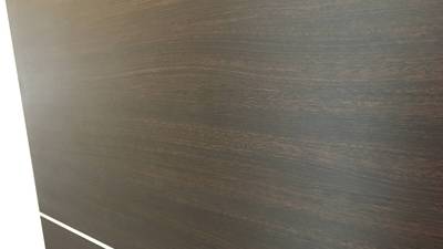 補修により穴が完全に塞がり、木目も再現されて綺麗になった引き戸の表面