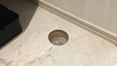 フローリングの穴あき状態