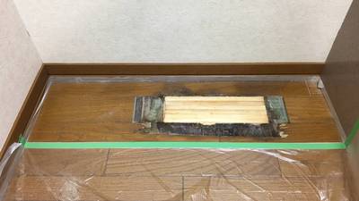 埋木による下地処理作業の様子