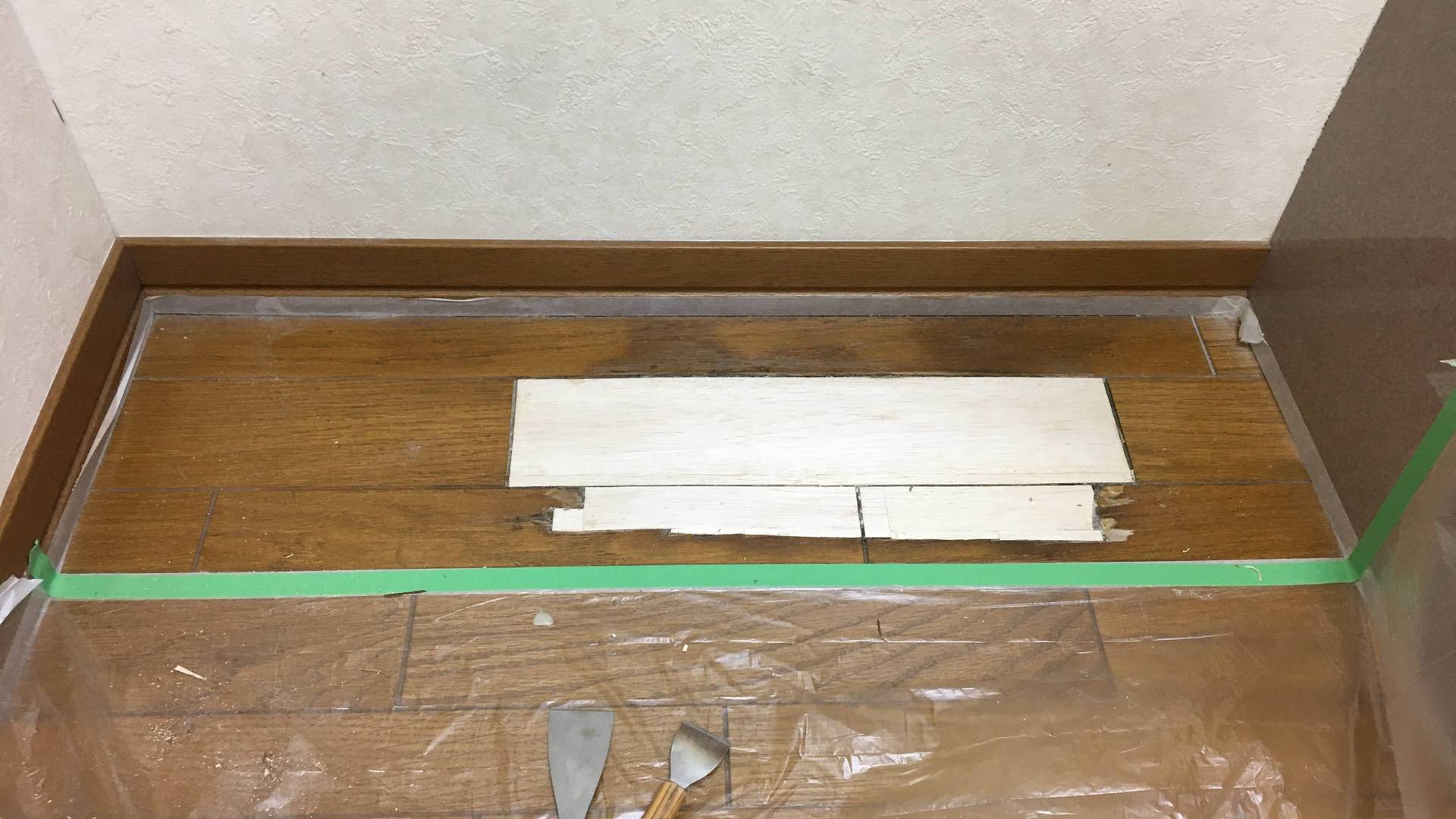 表面に合板を貼り成型する様子