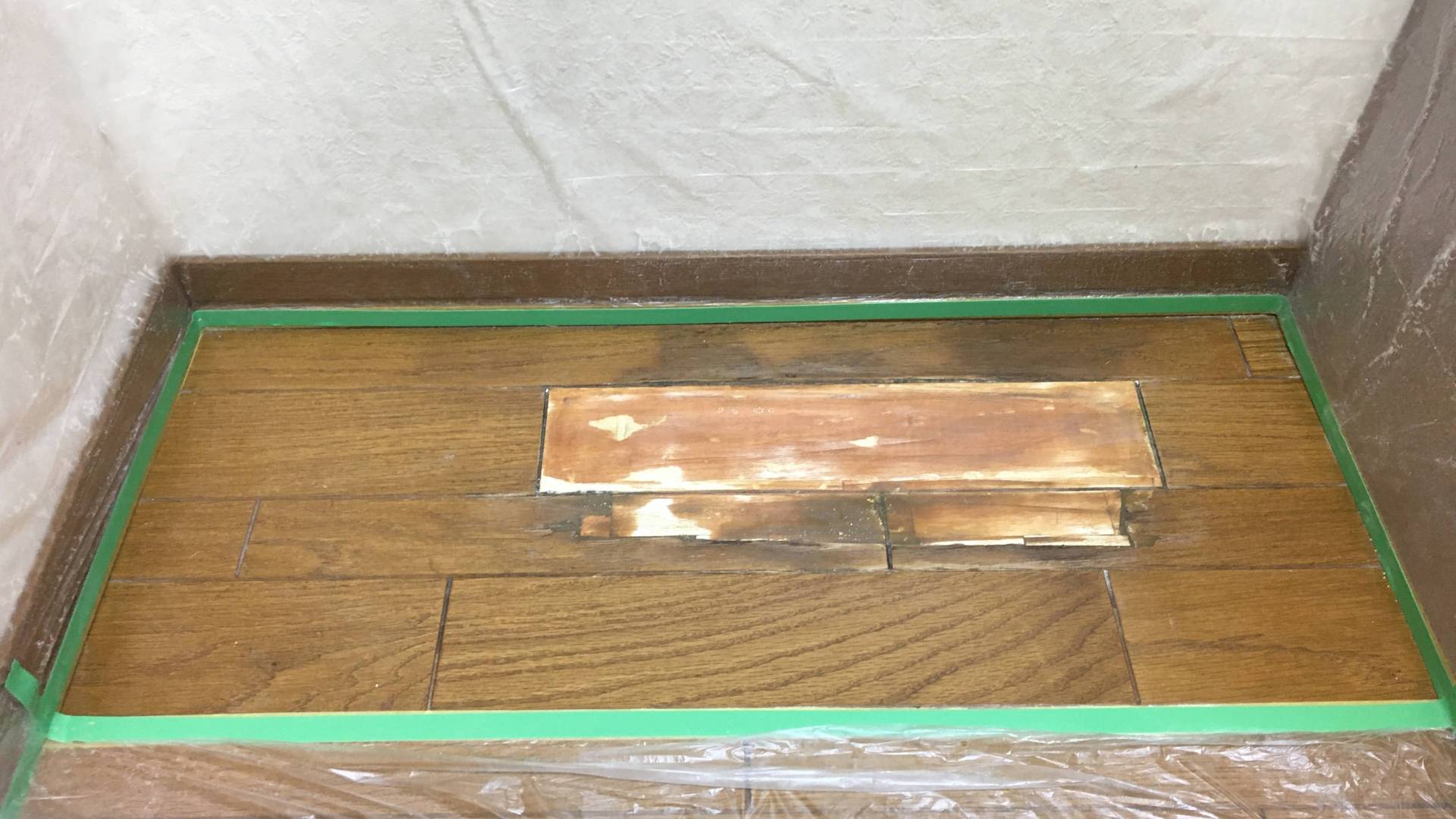 パテによる下地処理の様子