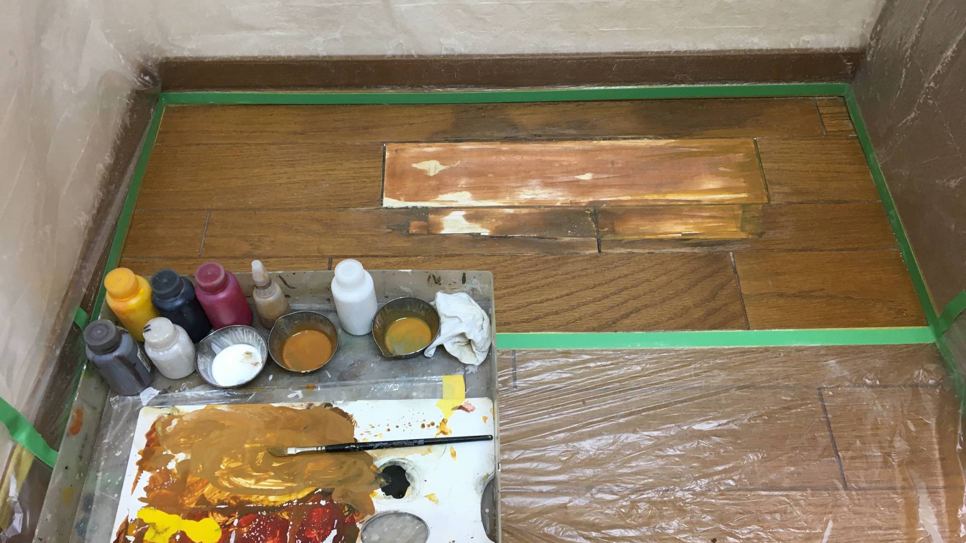 調色して木目を描く作業の様子