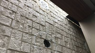 エアコンの穴が開いた状態の外壁サイディング