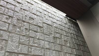 穴の補修が完了し、元通りになった外壁サイディング