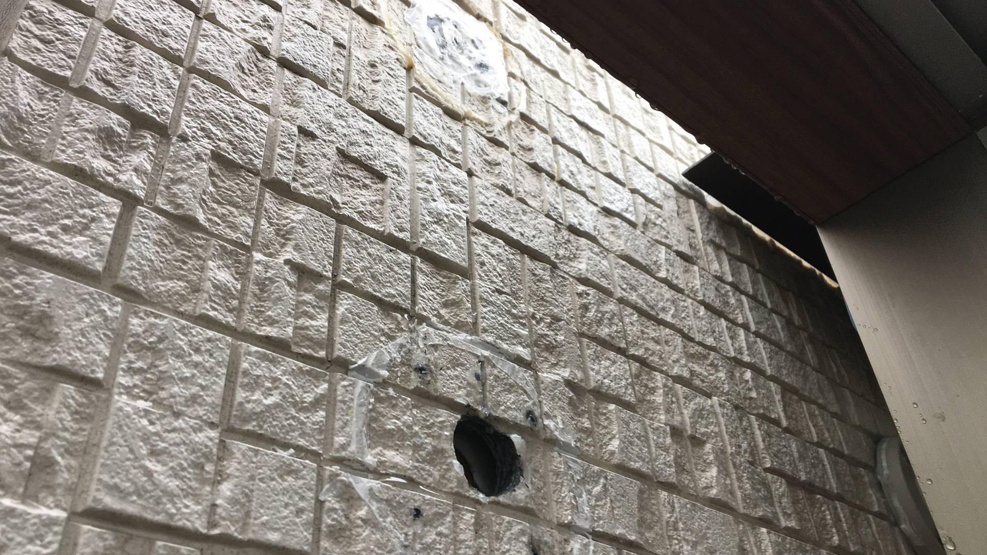 エアコンの穴が開いた状態の外壁サイディング