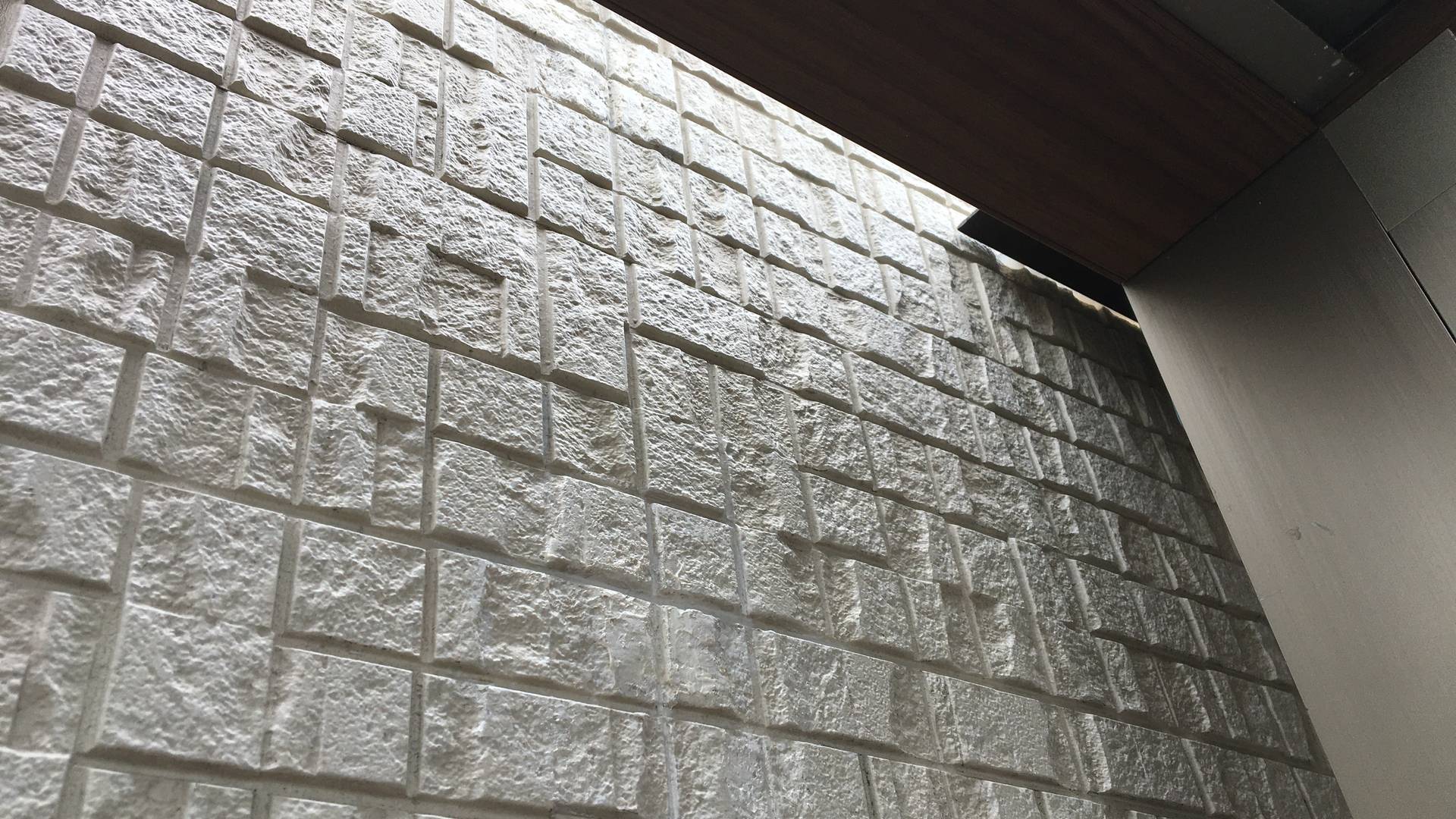 穴の補修が完了し、元通りになった外壁サイディング