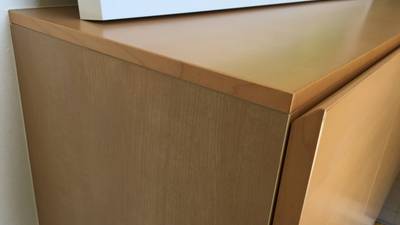 表面の剥がれがきれいに補修された下駄箱の写真