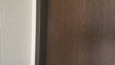 木目描きで綺麗に補修された室内ドアの別角度からの写真