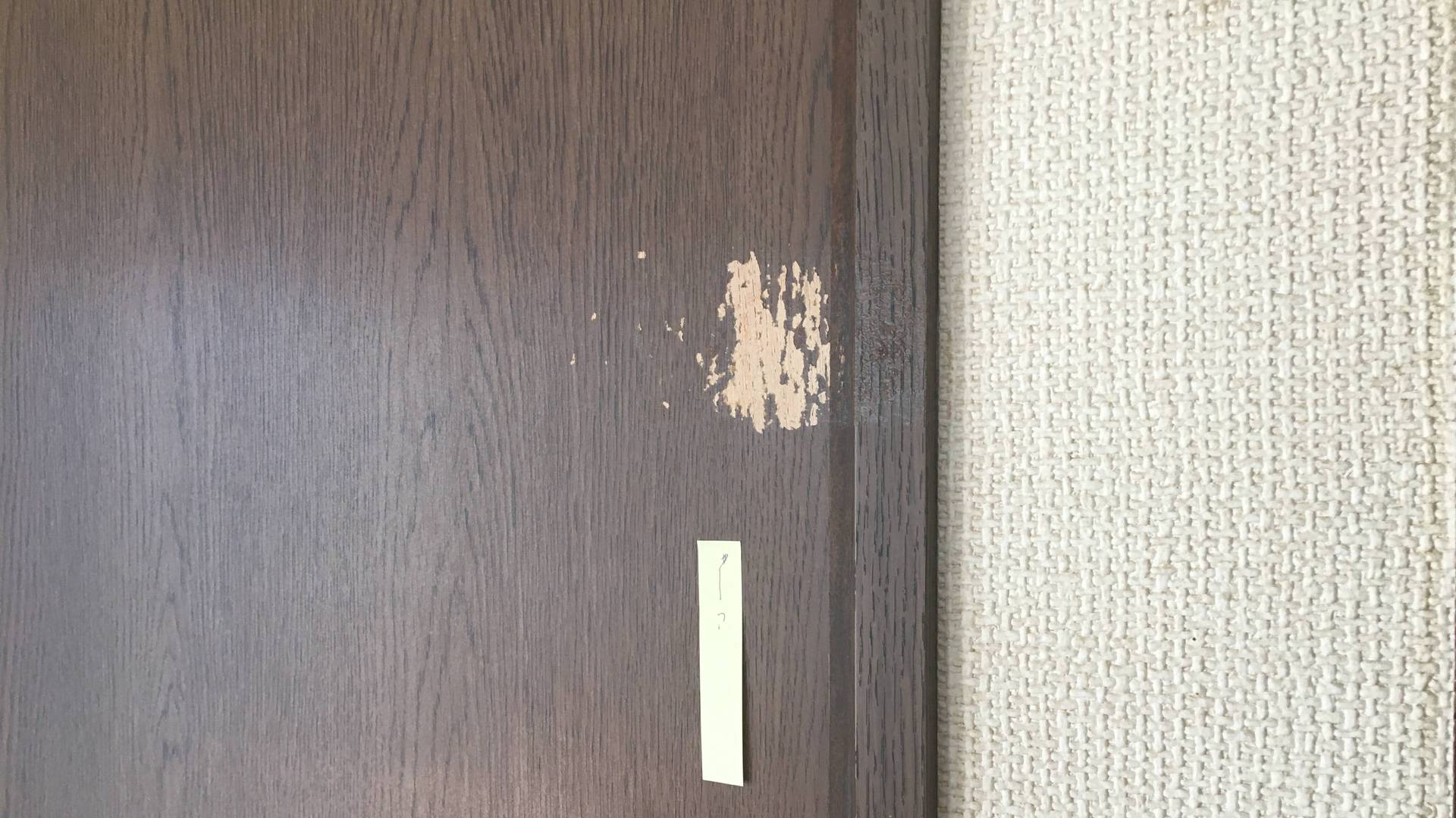 表面が剥がれて下地が見えている室内ドア