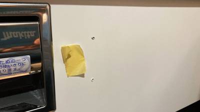 ペーパータオルホルダー横の壁にあるビス穴