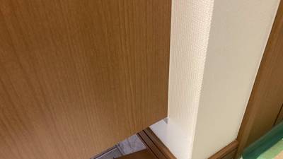 補修により剥がれ傷がなくなり、木目が綺麗に再現された下駄箱側面