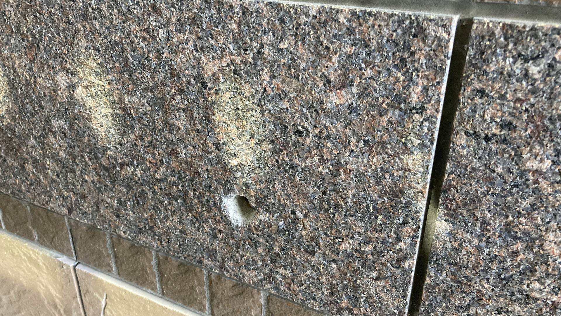 外壁タイルのビス穴補修前