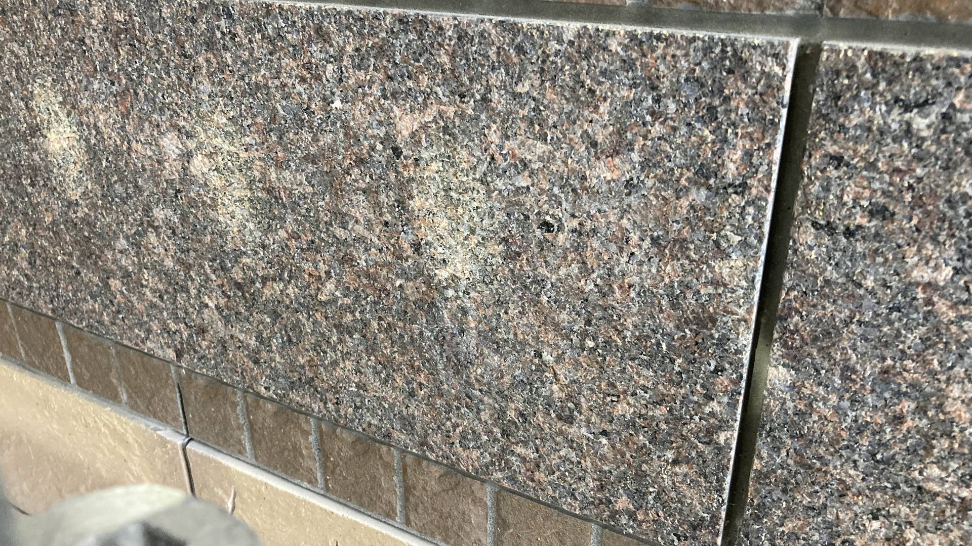 外壁タイルのビス穴補修後