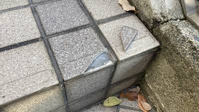 玄関ポーチタイルの角欠け 補修前