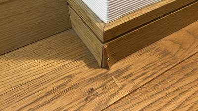 巾木の角の剥がれ 補修前