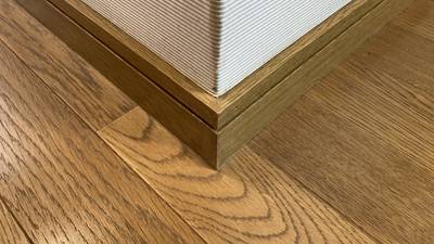 巾木の角の剥がれ 補修前 別角度