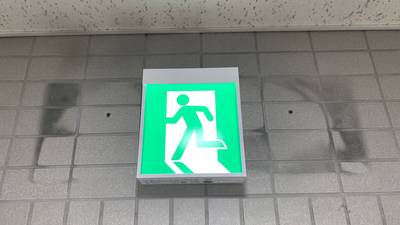 タイル壁のビス穴と汚れの補修前の状態