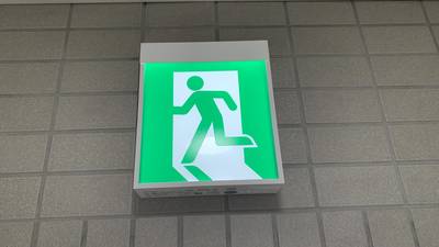 タイル壁のビス穴と汚れの補修後の状態