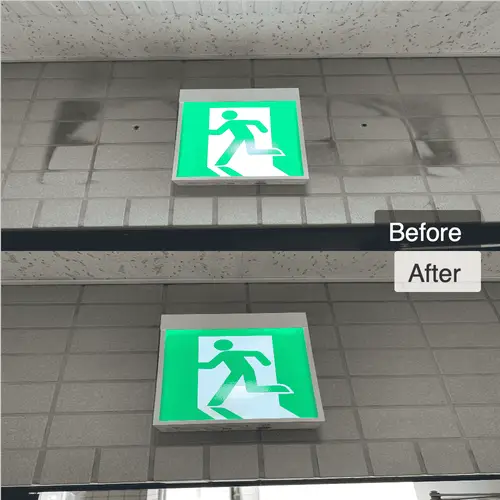 避難誘導灯の交換跡に残ったタイル壁のビス穴と汚れ補修