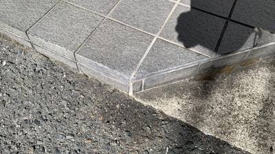 マンションエントランスのタイルステップの角欠け補修後 その１