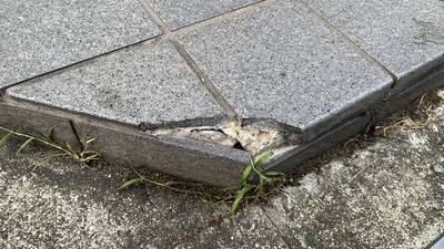 マンションエントランスのタイルステップの角欠け補修後 その２