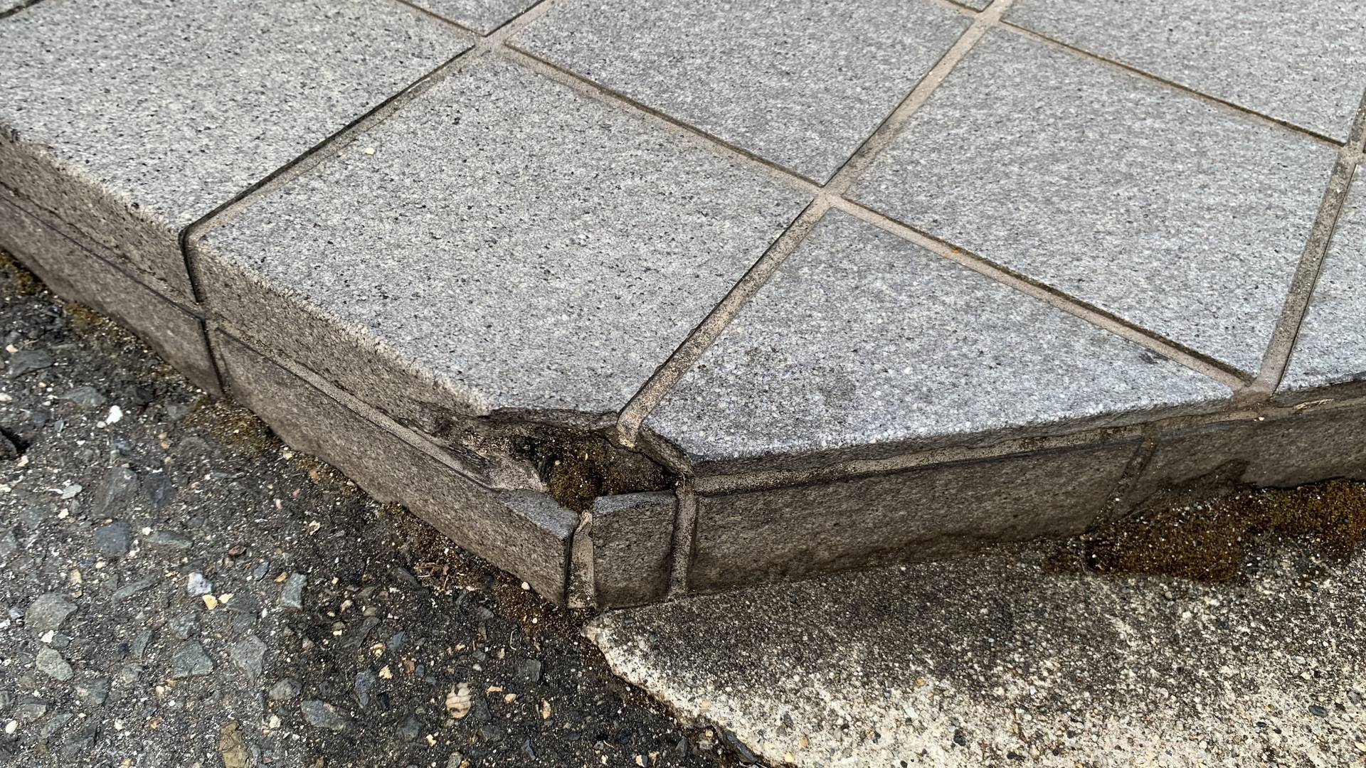 マンションエントランスのタイルステップの角欠け補修前 その１