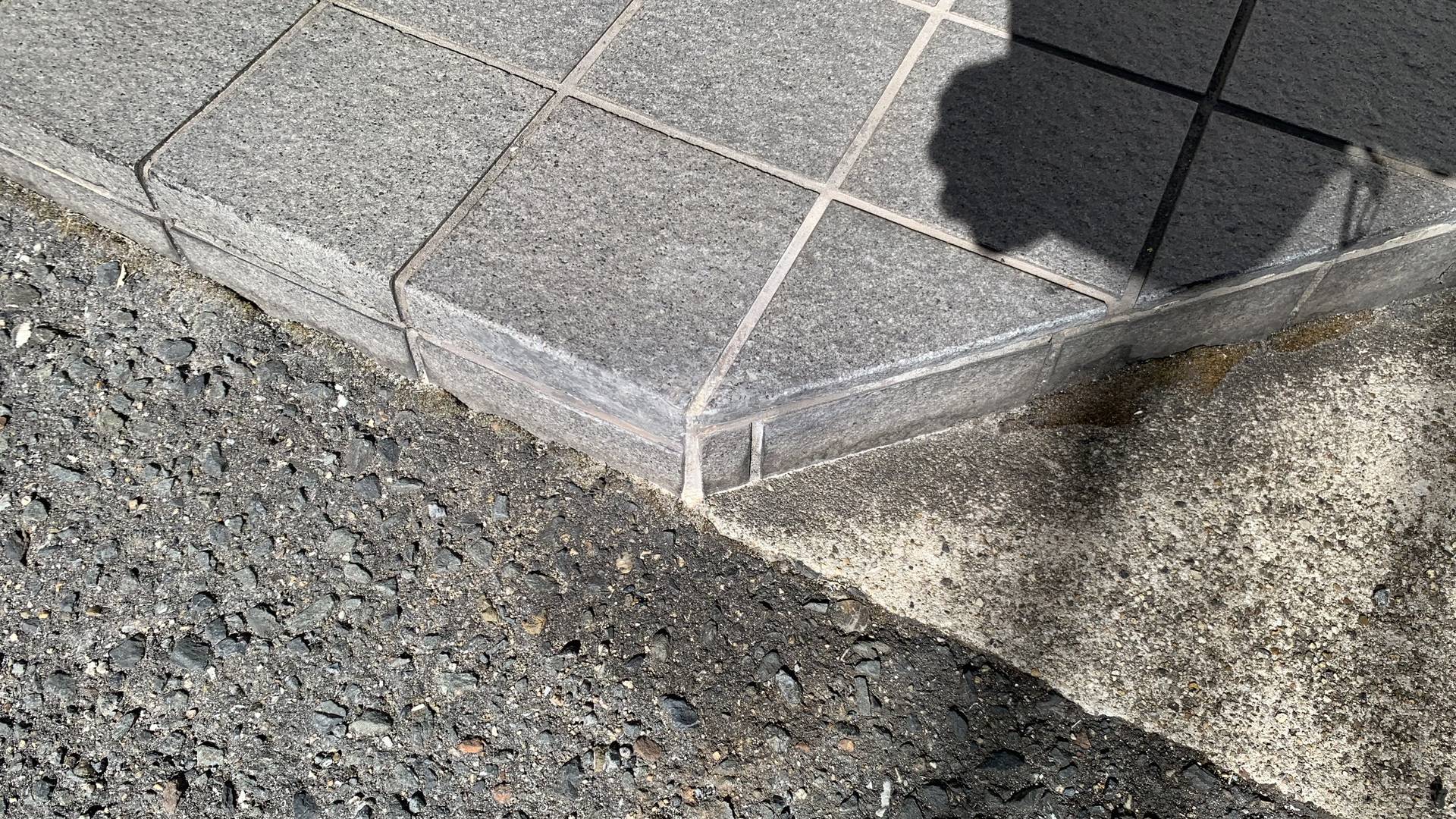 マンションエントランスのタイルステップの角欠け補修後 その１