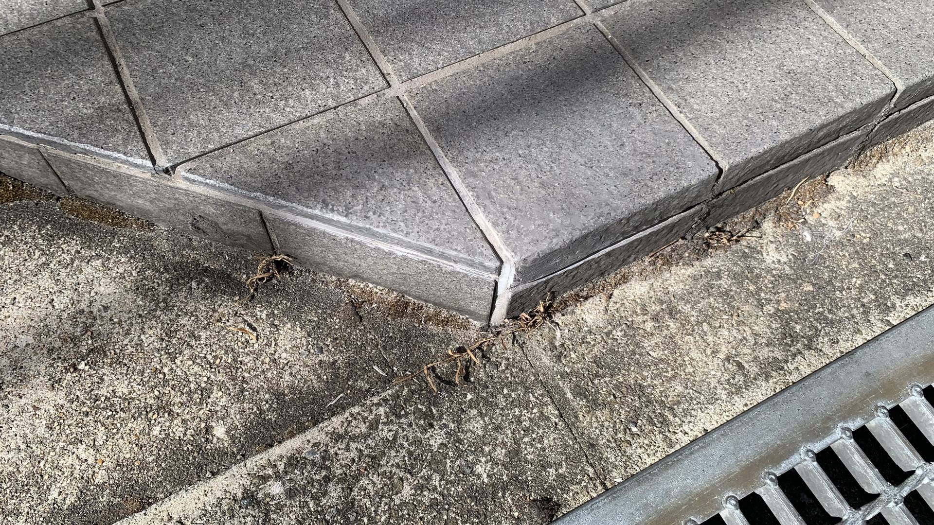 マンションエントランスのタイルステップの角欠け補修前 その２