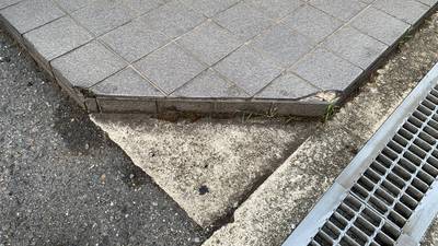 角が欠けた玄関ポーチのタイル補修前