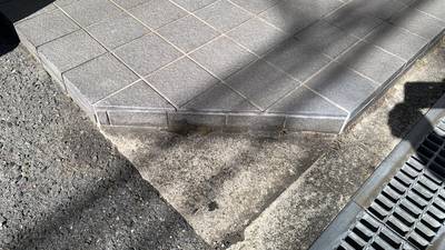 補修後の綺麗な玄関ポーチのタイル