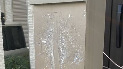 広範囲に塗装が剥がれた門柱 補修前の写真