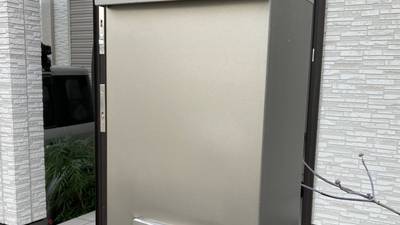 綺麗に再塗装された機能門柱の写真