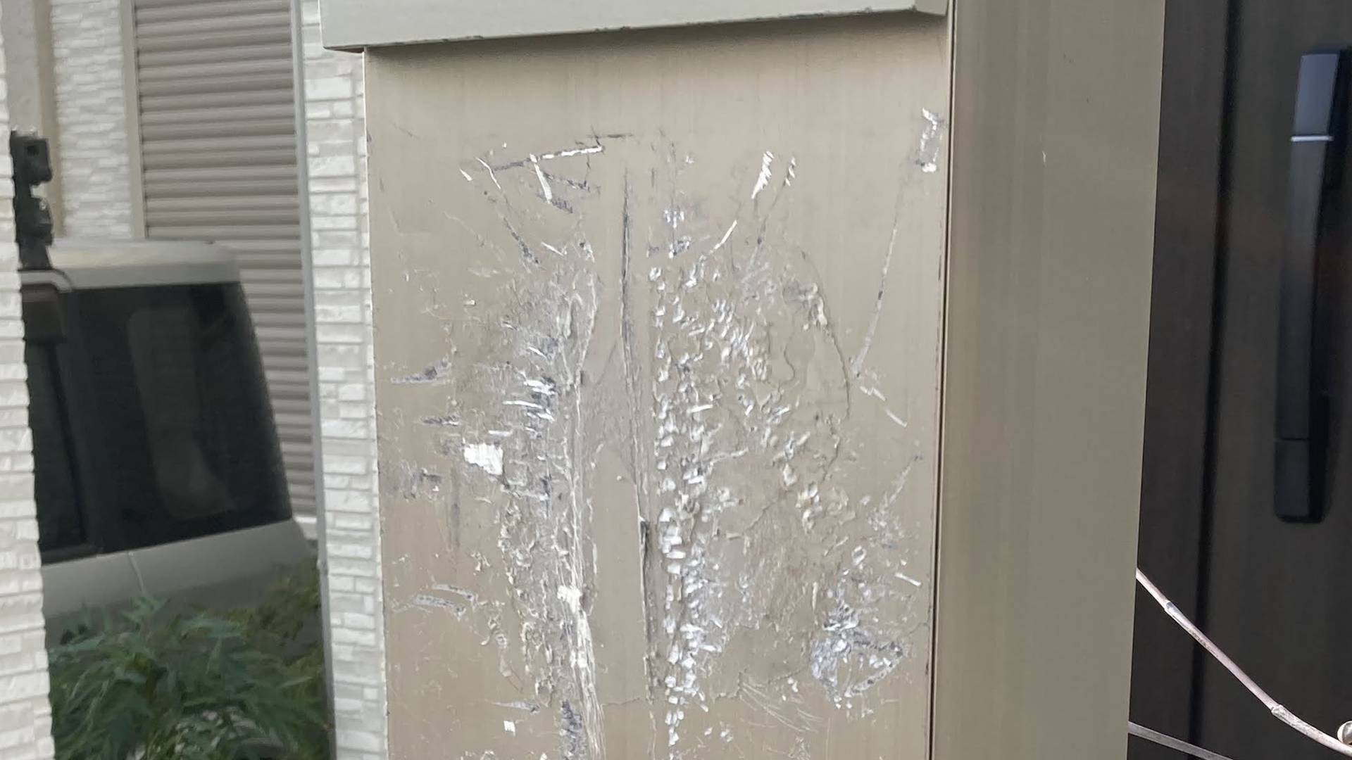 広範囲に塗装が剥がれた門柱 補修前の写真