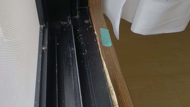 湿気で膨れて表面のシートが剥がれたMDFの窓枠補修前