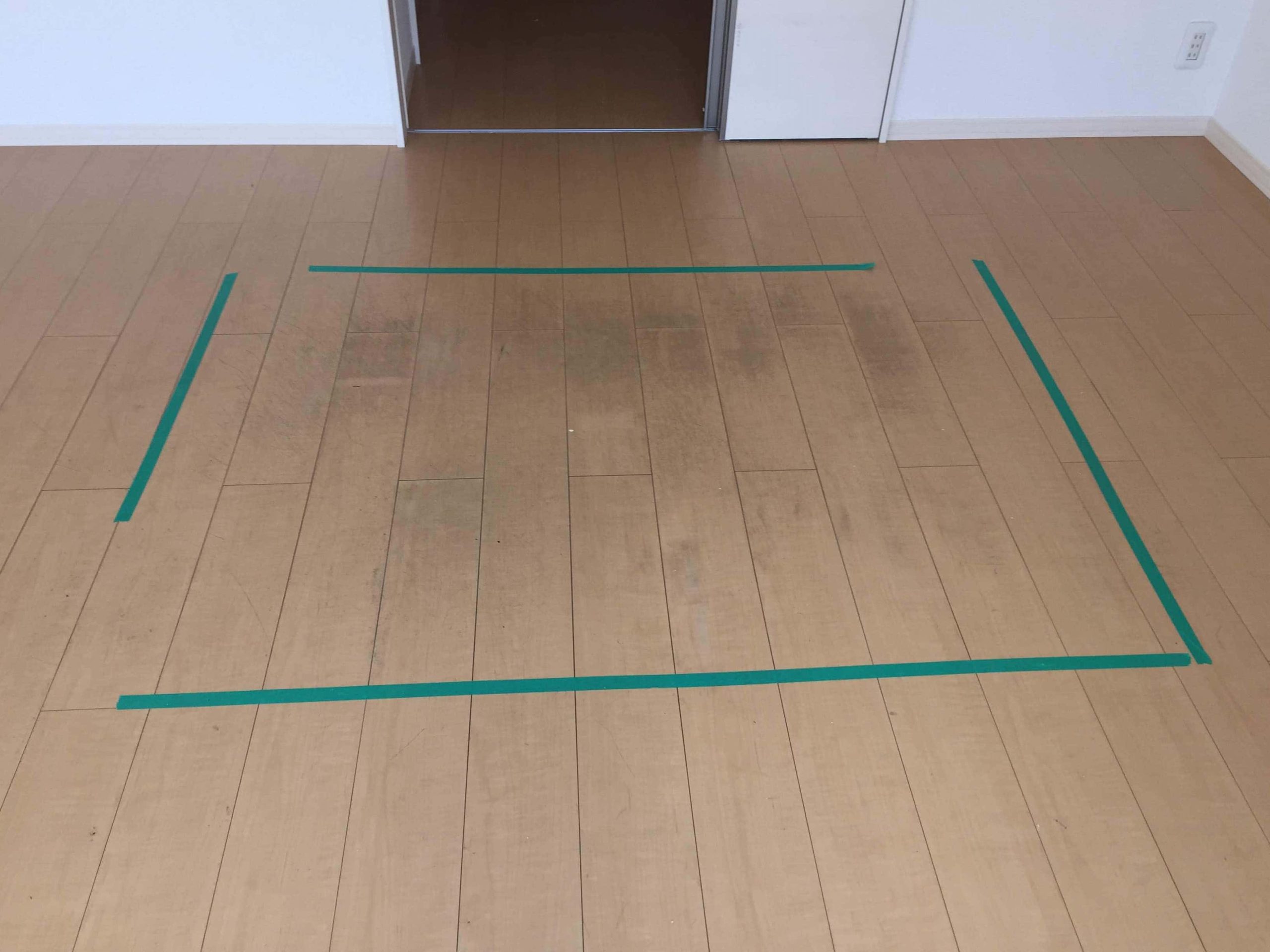 退去後マンションの床の傷と汚れの補修の施工前
